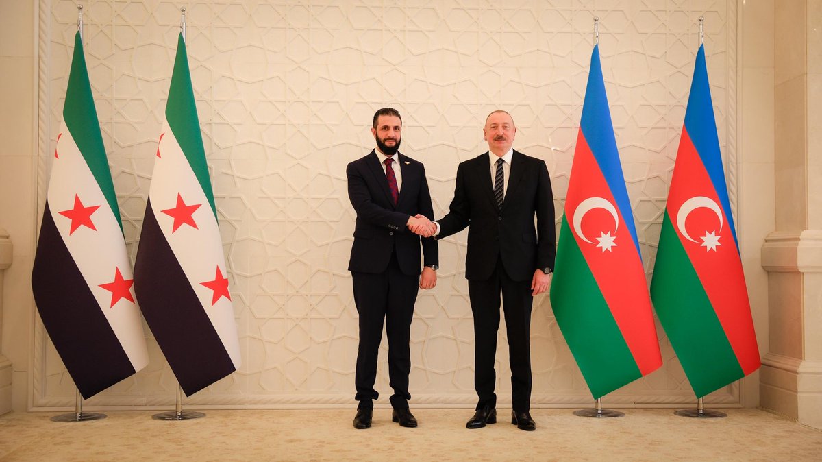 syrianmofaex's tweet image. فخامة رئيس الجمهورية العربية السورية السيد أحمد الشرع ووزير الخارجية والمغتربين السيد أسعد حسن الشيباني يلتقيان رئيس جمهورية أذربيجان السيد إلهام علييف ووزير خارجيته السيد جيحون بيراموف في قصر زوغولبا في العاصمة الأذربيجانية.