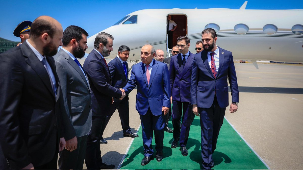 syrianmofaex's tweet image. فخامة رئيس الجمهورية العربية السورية السيد أحمد الشرع ووزير الخارجية والمغتربين السيد أسعد حسن الشيباني يلتقيان رئيس جمهورية أذربيجان السيد إلهام علييف ووزير خارجيته السيد جيحون بيراموف في قصر زوغولبا في العاصمة الأذربيجانية.