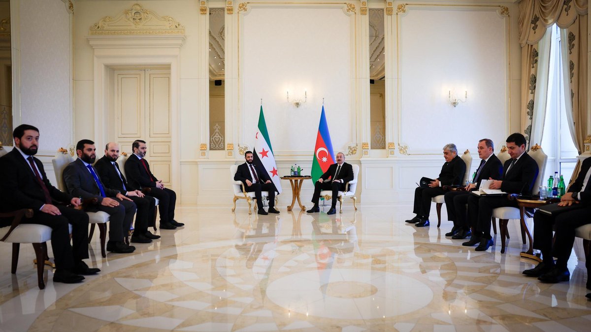 syrianmofaex's tweet image. فخامة رئيس الجمهورية العربية السورية السيد أحمد الشرع ووزير الخارجية والمغتربين السيد أسعد حسن الشيباني يلتقيان رئيس جمهورية أذربيجان السيد إلهام علييف ووزير خارجيته السيد جيحون بيراموف في قصر زوغولبا في العاصمة الأذربيجانية.