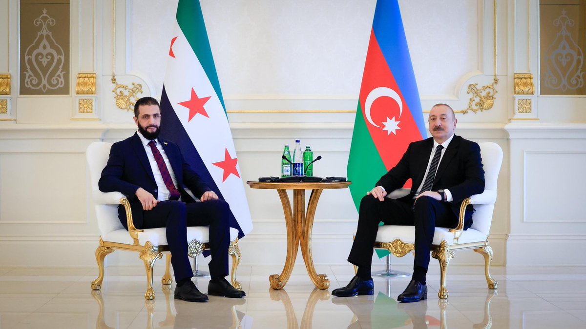 syrianmofaex's tweet image. فخامة رئيس الجمهورية العربية السورية السيد أحمد الشرع ووزير الخارجية والمغتربين السيد أسعد حسن الشيباني يلتقيان رئيس جمهورية أذربيجان السيد إلهام علييف ووزير خارجيته السيد جيحون بيراموف في قصر زوغولبا في العاصمة الأذربيجانية.