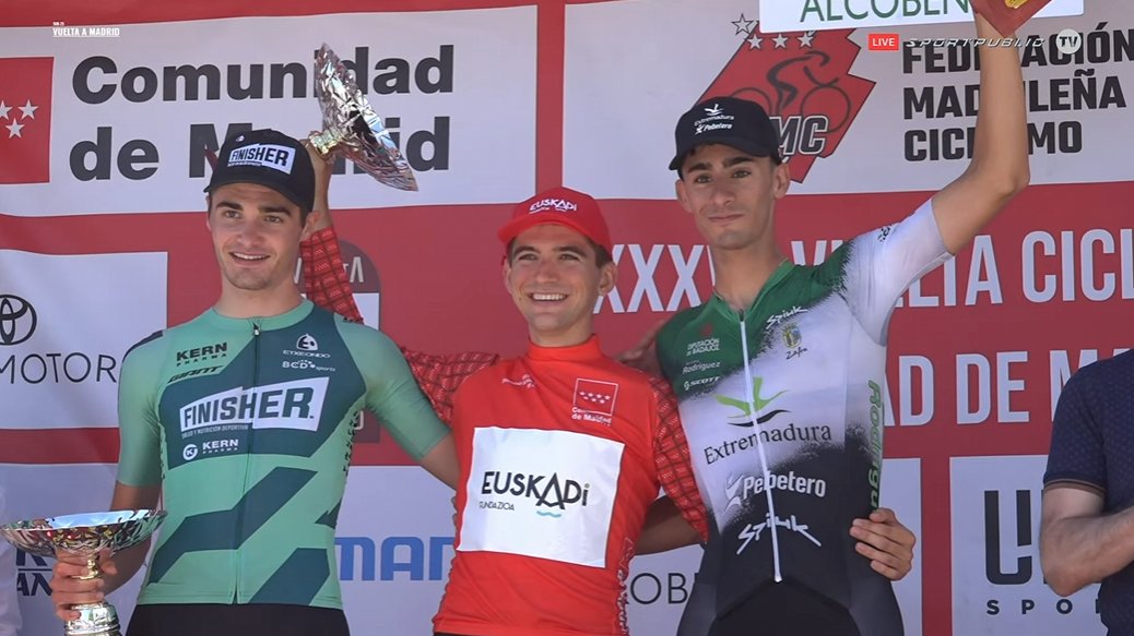 La imagen del podio final de esta vuelta con Samuel Fernández (<a href="/FundaCiclisEusk/">Euskadi Fundazioa</a>), Ismael Goñi (<a href="/EqFinisher/">Equipo Finisher</a>) y Adrián Benito (<a href="/TeamExtremadura/">TeamExtremadura</a>)

 #VueltaMadridSub23