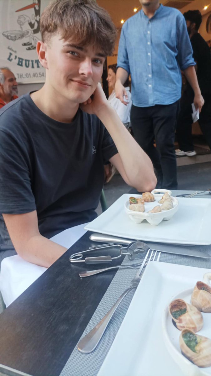 FlawPink's tweet image. Finally visited the city of my favourite superheroes! 🐞
#selfieday #MiraculousLadybug #Paris