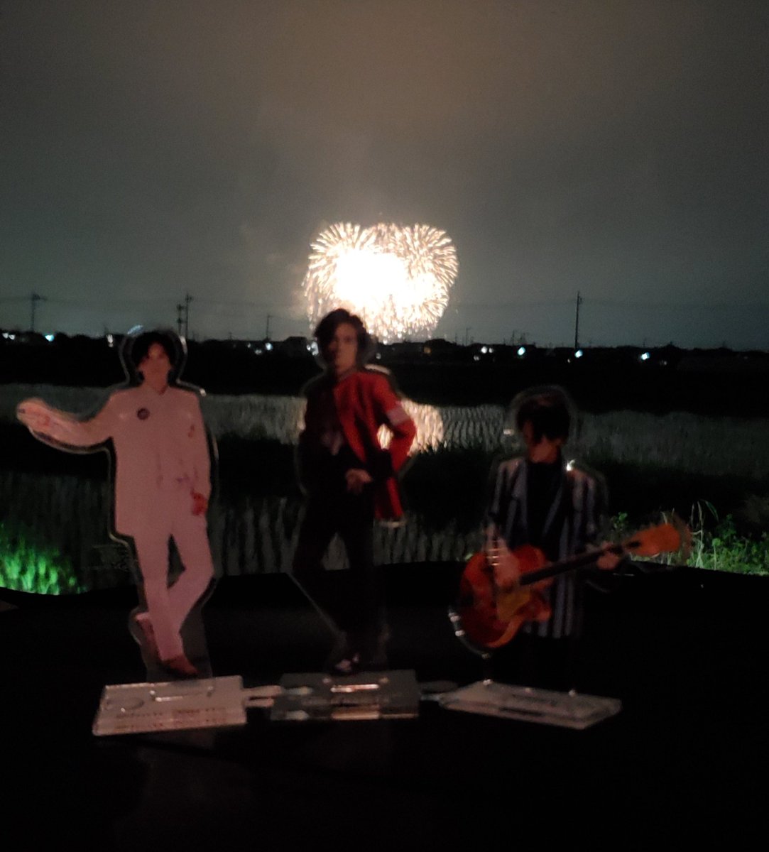 rubyrose730's tweet image. 花火と昭次と田んぼ🎵