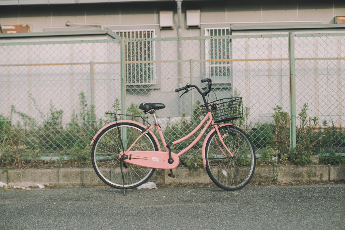 photo_shuhei's tweet image. 秋の展示に向けて新しい写真を撮ってます。いい感じの景色のある場所に行くでもなく都会の街を撮るでもなく、所謂「なんもない地元」を撮ってます。
今まで暮らしてきた景色。
自転車で流し見してる毎日の景色を見てもらいたくなったのです。