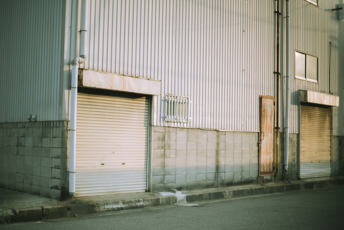 photo_shuhei's tweet image. 秋の展示に向けて新しい写真を撮ってます。いい感じの景色のある場所に行くでもなく都会の街を撮るでもなく、所謂「なんもない地元」を撮ってます。
今まで暮らしてきた景色。
自転車で流し見してる毎日の景色を見てもらいたくなったのです。