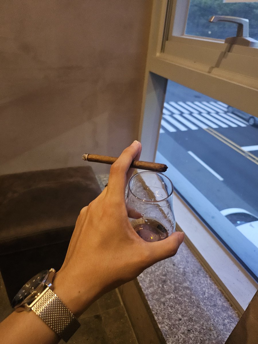 2silversta's tweet image. Smoke with Rum.

#cigarillo #Cigartime #rum
