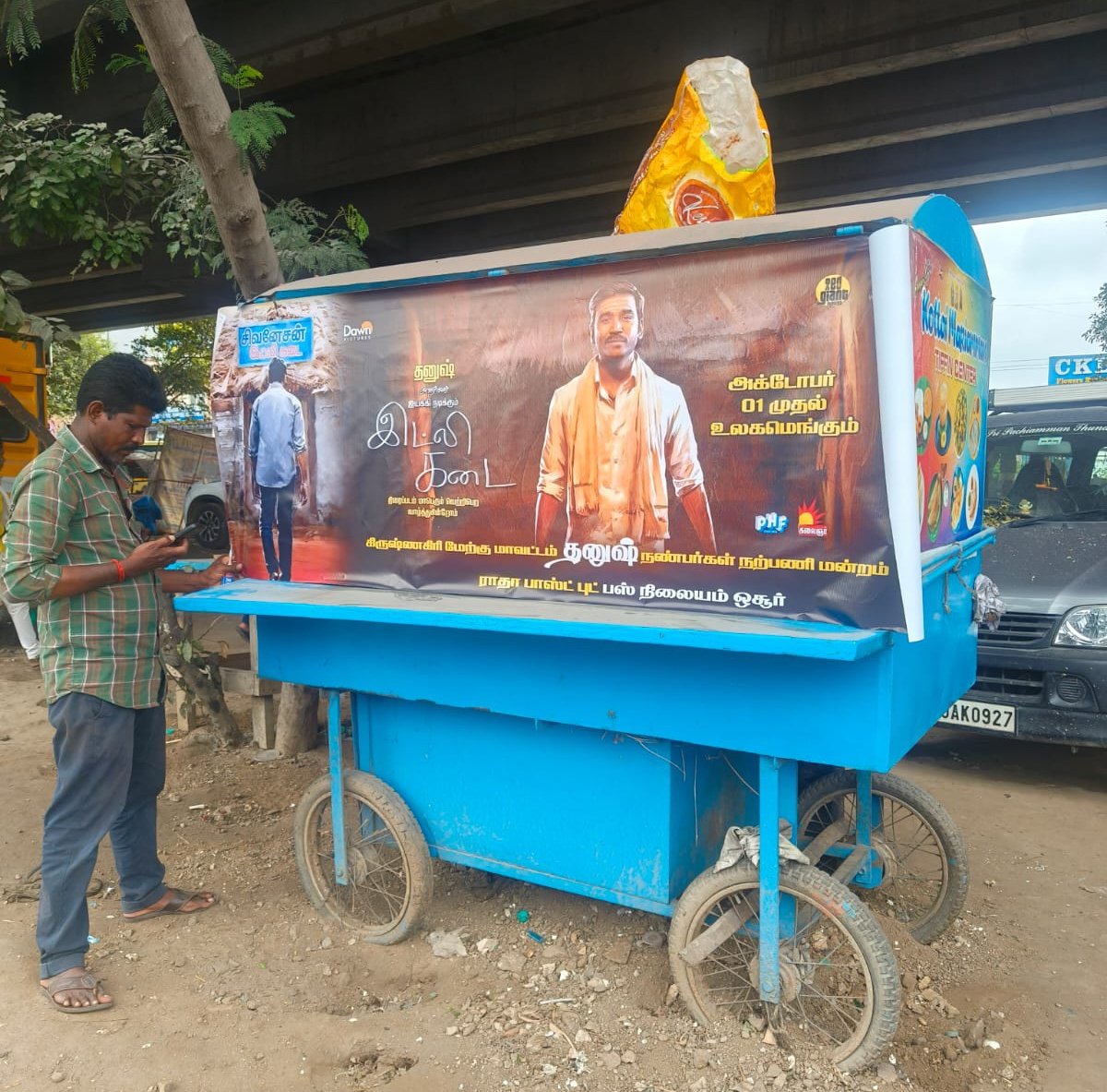 B_RAJA_'s tweet photo. #IdlyKadai Promotions by @Hosuronline_DFC ... More District Updates coming soon!

In theatres from October 1st.
@dhanushkraja sir 🔥 @wunderbarfilms @theSreyas @AakashBaskaran @DawnPicturesOff @DirectorS_Shiva @DhanushFc https://t.co/1Fs7Pp9a5b