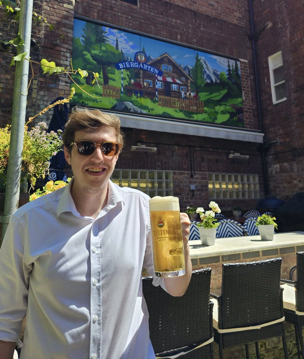 Bit warm today. Maybe a chilled pint of Veltins is the answer to stay hydrated in the garden 

Cheers have a boss weekend 🍻