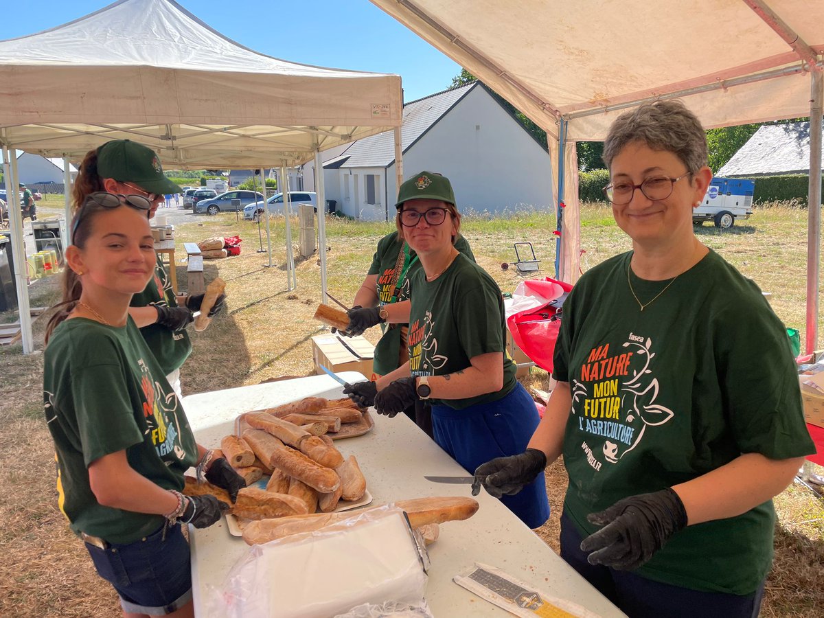 En attendant le passage de @letour, <a href="/fdsea53/">FDSEA53</a> et <a href="/JEUNESAGRI53/">JAMAYENNE</a> mettent à l'honneur le terroir de <a href="/lamayenne/">La Mayenne, le Département</a> à #marignepeuton. <a href="/reussir/">REUSSIR</a>