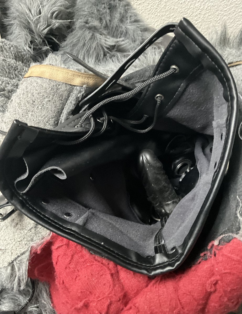 The last things you’ll see before everything turns dark - followed up by some *clicks* 🔒
Now that you’re all helpless you can do nothing but letting me snuggle, tug you around and tease you as much as I want for hours and hours on end &gt;;3

#SqueakySaturday