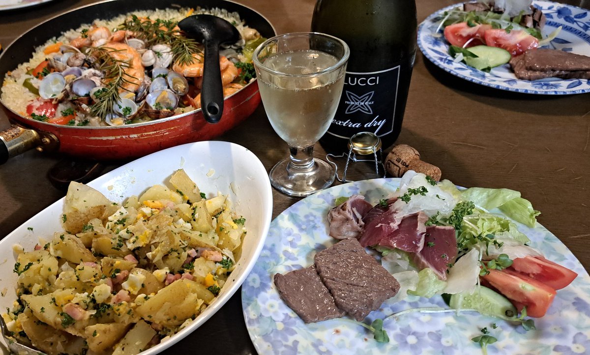 paseri_susie's tweet photo. 三連休最終日の、晩餐🥂
昨日は予定アリの休日、前後にシフト上のお休みでした
ゆっくり夕飯作り～😃
Twitter繋がりの小田原農家さんから届いたじゃが芋を
Twitter繋がりの🇸🇪にお住まいの方のレシピで～ポテトサラダ😋ｳﾏｳﾏ💕
パエリアと鰹のタタキ、ﾁｯｻｲビーフステーキと🥂🍾
Twitterに感謝💖 https://t.co/LSiNpKLulo