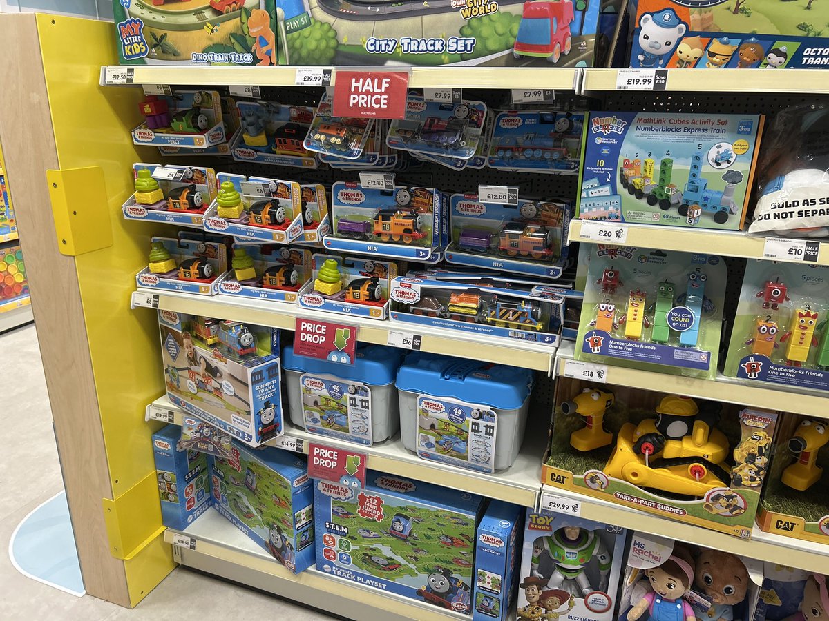 Sandy39742467's tweet image. The same Thomas aisle over the course of a month