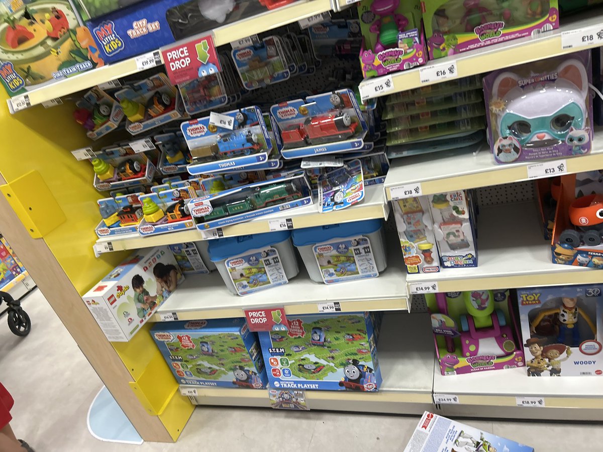 Sandy39742467's tweet image. The same Thomas aisle over the course of a month