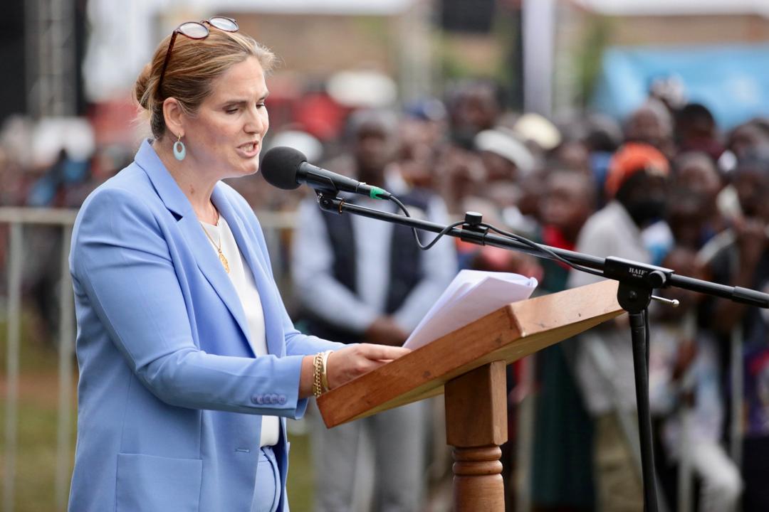 UNFPAUganda's tweet image. Representing @EUinUG at #WorldPopulationDay in Kayunga, Ambassador @NLinUganda @FrederiekeQ called upon @GovUganda support to address teenage pregnancy, child marriage and gender -based violence, key to improving good health and wellbeing &amp; economic development.
#WPD2025
#PDM
