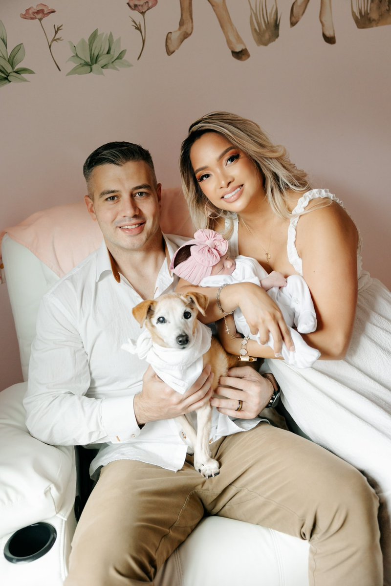 LibertyZSimmons's tweet image. I love our little family 💕🎀 👩🍼👨🍼🐶👶
📸: @jessicarabelophotos
#mama #dada #Faith #newbornbubble #nursery #mother #father #parenthood #momlife #SimmonsFamily