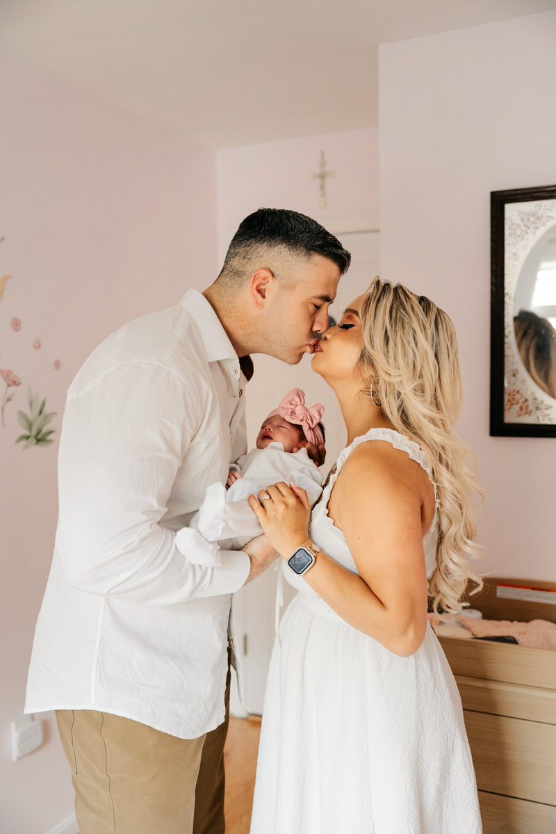 LibertyZSimmons's tweet image. I love our little family 💕🎀 👩🍼👨🍼🐶👶
📸: @jessicarabelophotos
#mama #dada #Faith #newbornbubble #nursery #mother #father #parenthood #momlife #SimmonsFamily