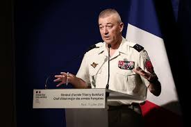 #LaFrance : L'armée est au service du peuple pas de Macron mais le gal Burkhard en bon laquais servile répète le discours préparé par le junkie psychopathe. Tout ce que Macron n'a pas pu faire avec le COVID il le fera avec l'Ukraine et pousse Poutine a faire la faute de trop.