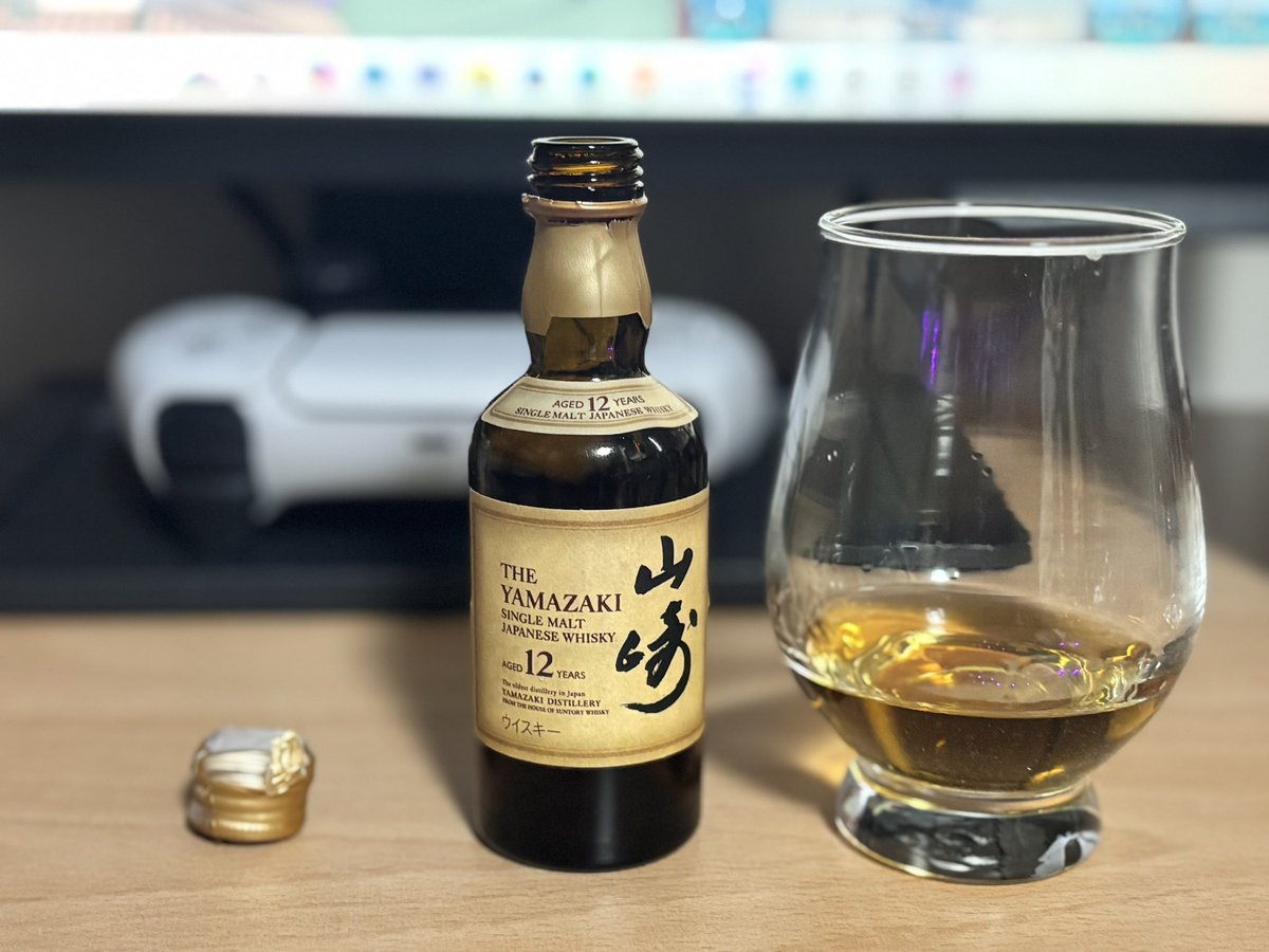 baby10out's tweet image. ラーメン食べすぎててウィスキー用にアカウント作ったのでは?ってなってる
カフェモルト買うか少々悩んだ今日この頃
ミニボトルですが初めての山崎12年
ストレートでもめちゃくちゃ飲みやすかったですし、甘みの中にスモーキーさやスパイシーな感じがあって美味しかったです