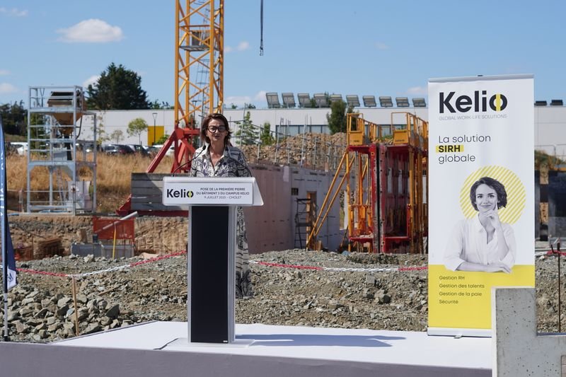isabelleleroy4's tweet image. À Cholet,pose de la 1ʳᵉpierre du nouveau bâtiment #Kelio3.Une entreprise ligérienne en plein essor, ancrée localement et tournee vers l'international. Un fleuron de l'edition
La région @paysdelaloire est fière de cette dynamique de croissance responsable.#Numérique #Innovation