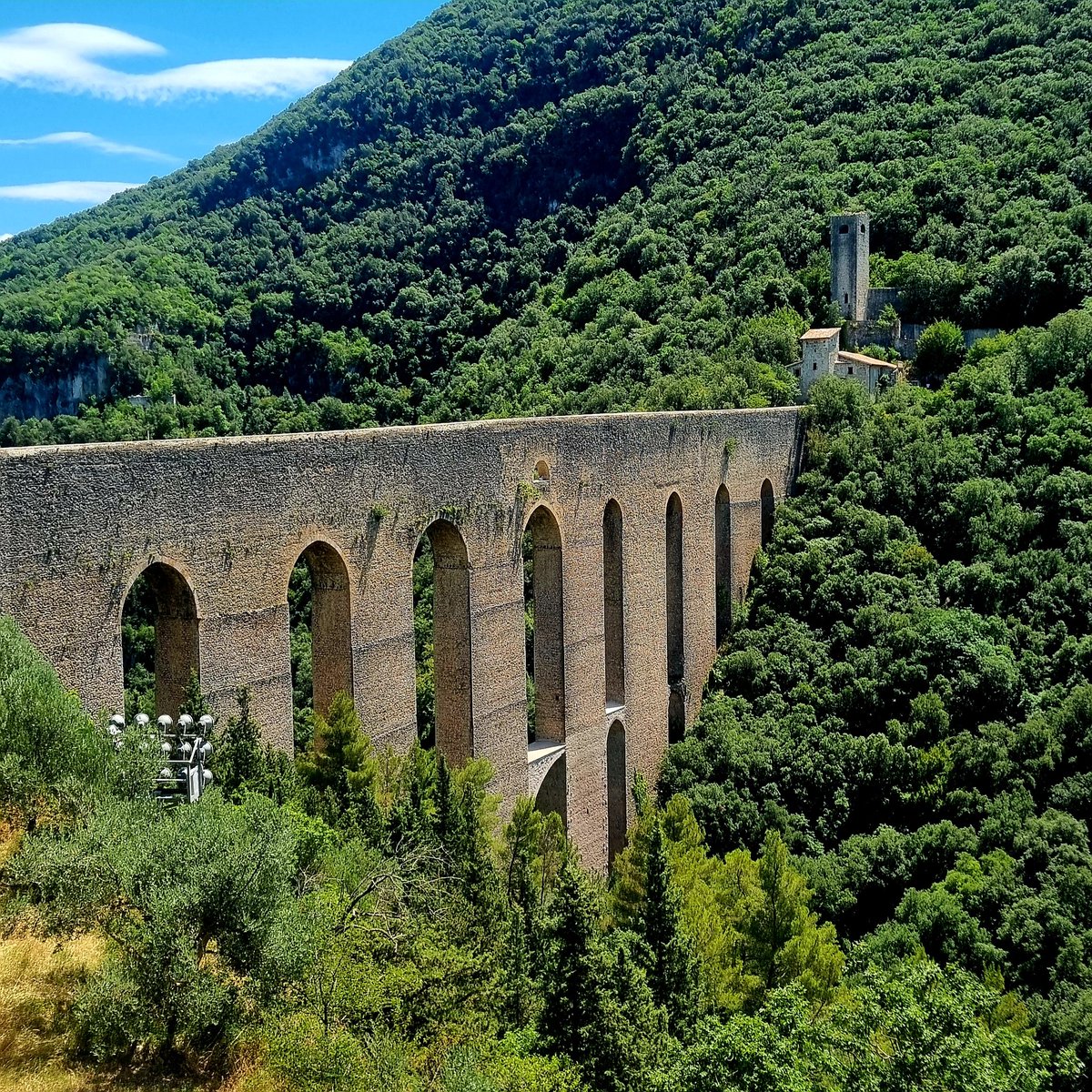 Potężny rzymski akwedukt przetrwał trzęsienia ziemi i stoi tak kilkanaście wieków. Bardziej spektakularny niż chorzowska estakada.