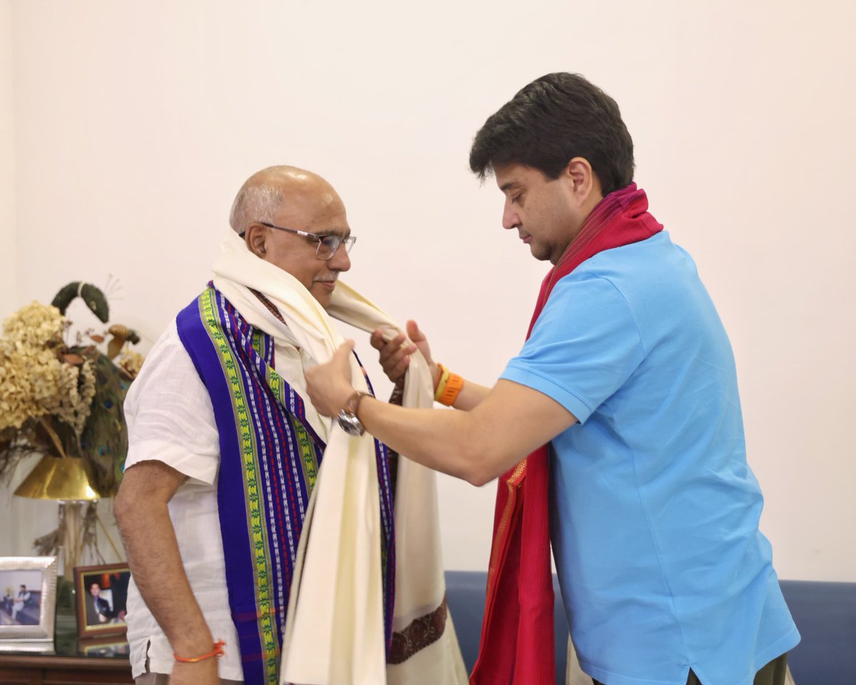 Jyotiraditya M. Scindia (@jm_scindia) on Twitter photo आज दिल्ली स्थित अपने निवास पर <a href="/BJP4MP/">BJP Madhya Pradesh</a> के नवनिर्वाचित प्रदेश अध्यक्ष, आदरणीय श्री <a href="/Hkhandelwal1964/">Hemant Khandelwal</a> जी से सौजन्य भेंट हुई।
इस दौरान उनसे संगठन से जुड़े विषयों पर आत्मीय बातचीत हुई। आदरणीय हेमंत जी के रूप में प्रदेश संगठन को एक मजबूत और अनुभवशील नेतृत्व मिला है। मैं उनके सफल आज दिल्ली स्थित अपने निवास पर <a href="/BJP4MP/">BJP Madhya Pradesh</a> के नवनिर्वाचित प्रदेश अध्यक्ष, आदरणीय श्री <a href="/Hkhandelwal1964/">Hemant Khandelwal</a> जी से सौजन्य भेंट हुई।
इस दौरान उनसे संगठन से जुड़े विषयों पर आत्मीय बातचीत हुई। आदरणीय हेमंत जी के रूप में प्रदेश संगठन को एक मजबूत और अनुभवशील नेतृत्व मिला है। मैं उनके सफल