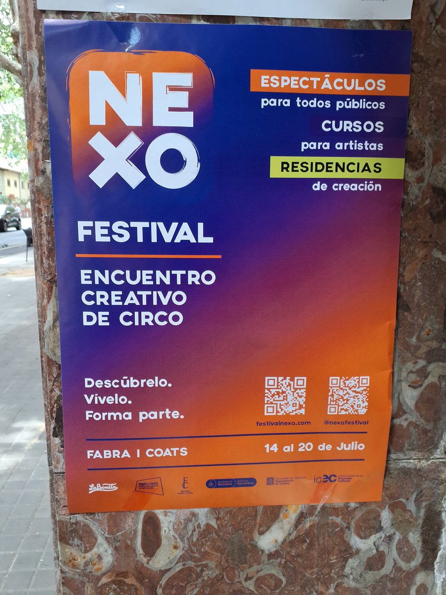 Carrer Escòcia. Primer va ser el cartell de la Miró en castellà i ara aixó. A sota es pot llegir: Fabra i coats, Districte de St. Andreu, Departament de Cultura i Institut Català d'Empreses Culturals. Què? Perque és Nou Barris va en castellà? Que no s'emprenyi Camila Pinzón?