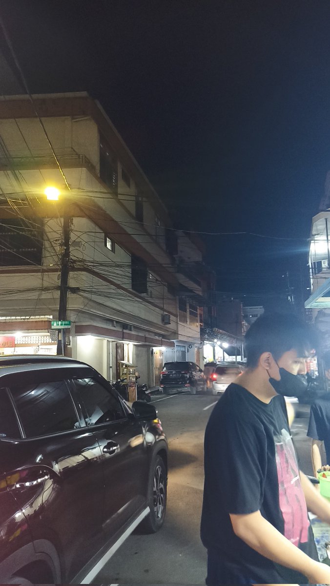 Dari beberapa hari makannya nasi goreng merah terus. 
Kali ini nyobain sate di sydut jalan Ranggong
#Makassar