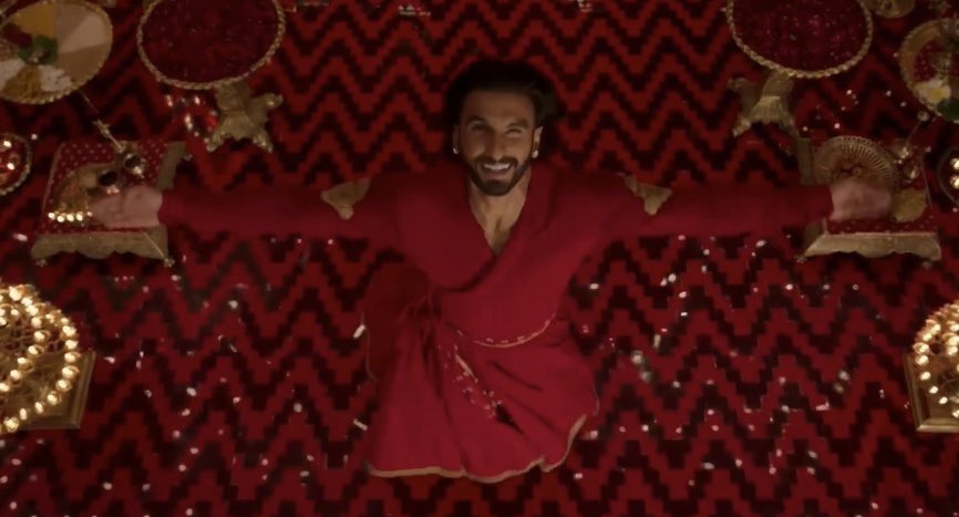 sapphiirepixie's tweet image. Blud got mocked by jaanwar incels for playing rocky who broke down gender stereotypes moving to 2025 he is on a rampage 🔥 VERSATILITY GOD. Can do Kathak and true blue Alpha. Can your favs ? Naah ? So sit down uglies. 

Rocky Randhawa month 🙌

#RanveerSingh #RRKPK #Dhurandhar