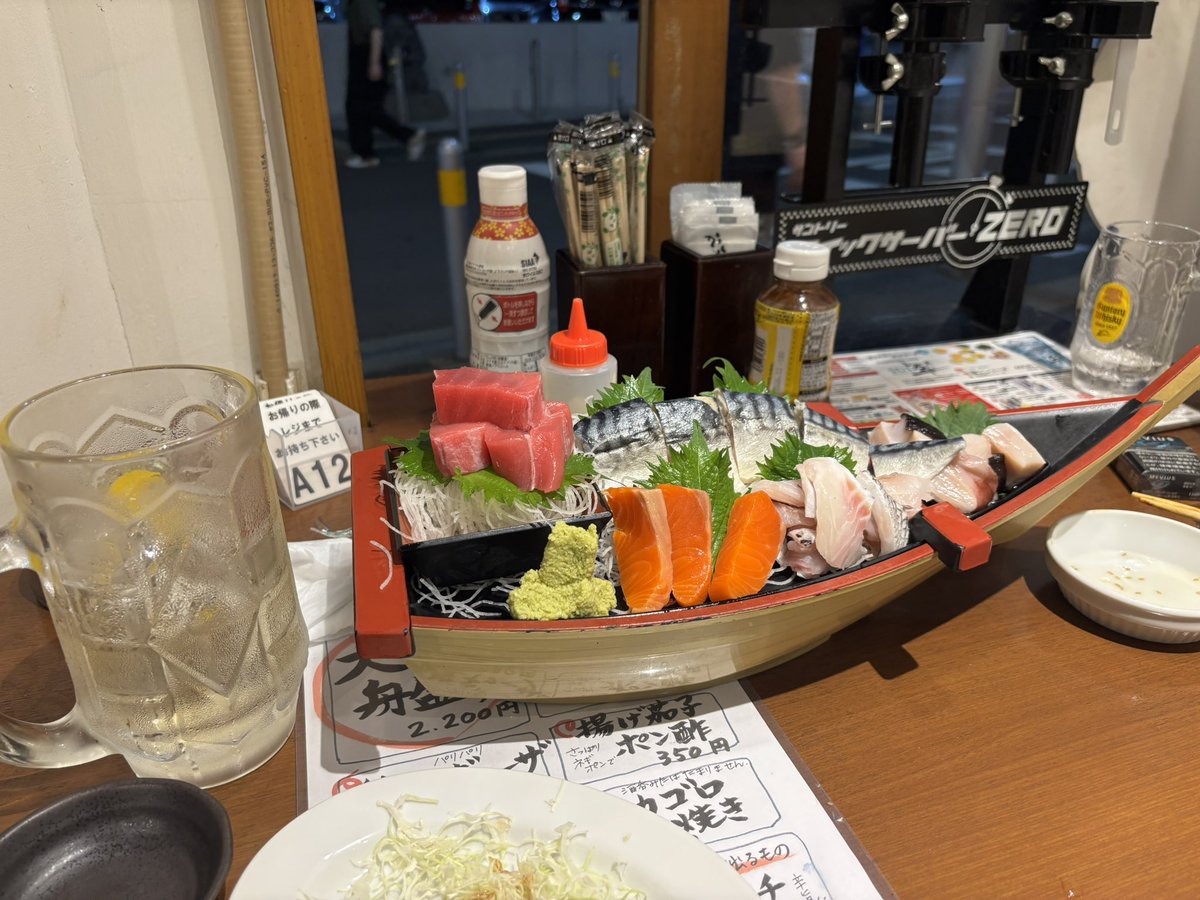 毎日飲んでて肝臓が心配。
舟盛で出航でございます😊
なんか足が痺れてますが気にしない。