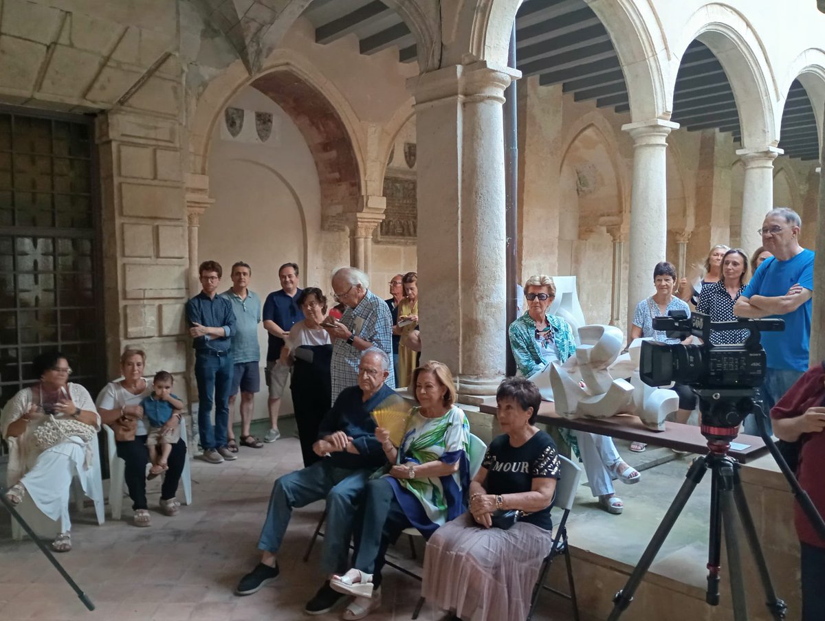Ajuntament de Vilafranca del Penedès (@vilafrancaaj) on Twitter photo 🪞✍🏽Ahir inauguració de l’exposició “Síptic penedesenc”, una instal·lació de miralls i paraula de l’artista <a href="/CVivesfierro/">Clàudia Vives-Fierro</a> a la Sala Fosca del claustre de Sant Francesc.
📆 Es podrà visitar fins diumenge 10 d’agost.
#Vilafranca #capitaldelvi 🪞✍🏽Ahir inauguració de l’exposició “Síptic penedesenc”, una instal·lació de miralls i paraula de l’artista <a href="/CVivesfierro/">Clàudia Vives-Fierro</a> a la Sala Fosca del claustre de Sant Francesc.
📆 Es podrà visitar fins diumenge 10 d’agost.
#Vilafranca #capitaldelvi