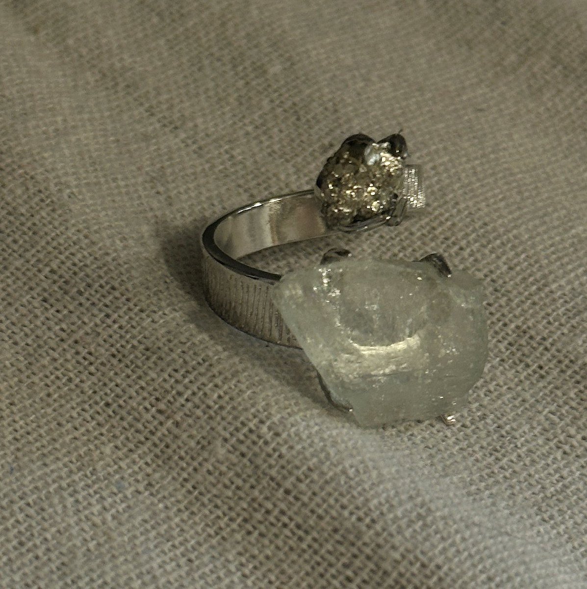 【Silent Gleam】
天然石のアジャストリング

¥6999
thebase.com/to/item?item_i…

静けさの中に宿る、かすかな光。
氷のように澄んだブルーと、
月影のようにやわらかなシルバーグレー。
#airoselect #AIRO #ring #指輪 #天然石 #アクセサリー好きさんと繋がりたい #ハンドメイドアクセサリー