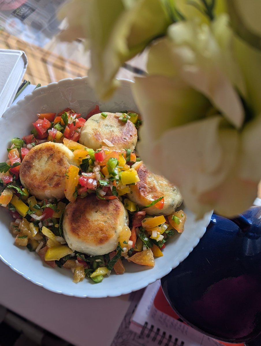 Купила в Галі Балуваній солоні сирники, зробила до них сальсу з трьох видів томатів і перців
Поснідала 😌