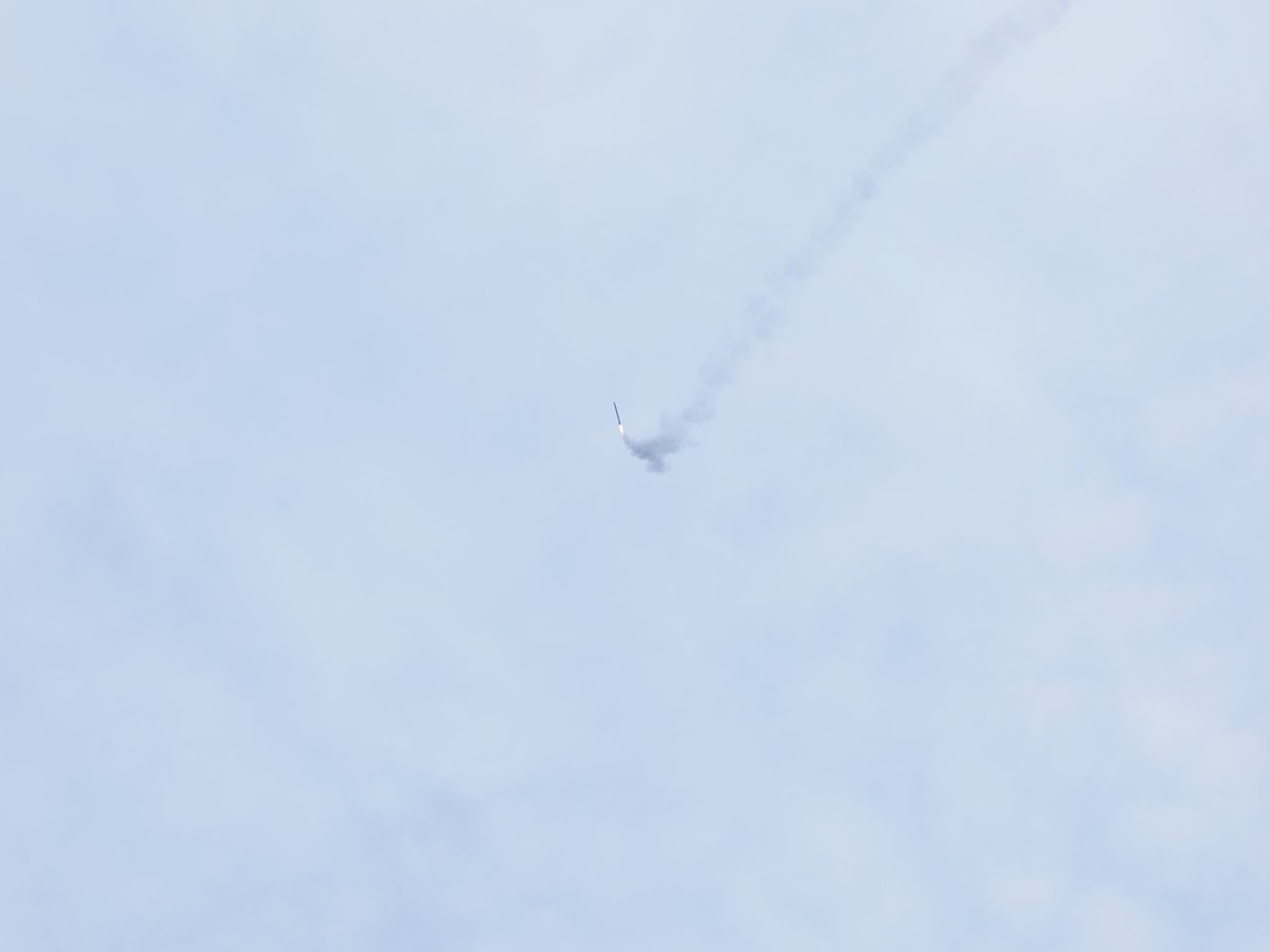 tabilog_spr's tweet photo. 2025/7/12　大樹町
北海道スペースポートHOSPO  VP01 打ち上げ
予定時刻10時50分の打ち上げが12時までの間に変更
ウトウトしていたら打ち上げ2分前に11時40分打ち上げと突如アナウンスでビックリ！
2段目？が蛇行しながらで再度ビックリ！！
次回は成功を！

日付間違えたので再投稿😅 https://t.co/YDAsa8FhOZ