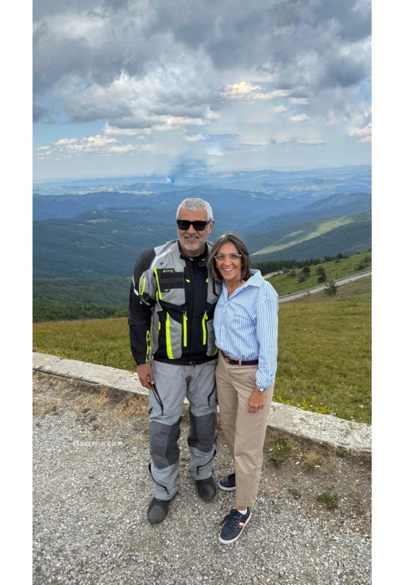 AkTeamOnline's tweet image. EXCLUSIVE PIC OF AJITH SIR &amp;amp; RENUKAKIRPALANI MAM..!!😍😍

Pic : @AjithAzar25

#AjithKumar #ThalaAjith #AjithKumarWorldTour #AjithKumarRacing