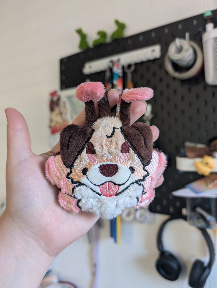 Stage by stage shots of a cute plush keychain for #artfight !