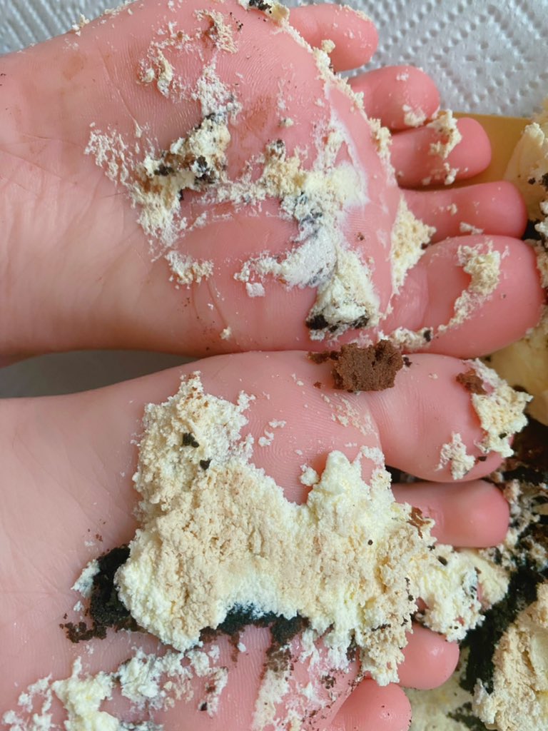 lfox19951995's tweet image. 宝宝
舔干净好吗？
#恋足 #feet #踩食物