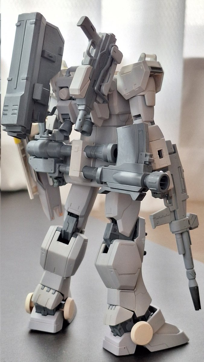 takezou2955's tweet image. なかなかプラモ時間がとれなくてメチャクチャ牛歩ですが、やっとここまで来た!各部にディテールを入れ、肩と腰前後のアーマー裏のフレームパーツをプラ板から制作。
全体を見て、少し寂しく感じた顔横にセンサーをプラ板箱組みで追加しました。
そろそろ色を考えないと…