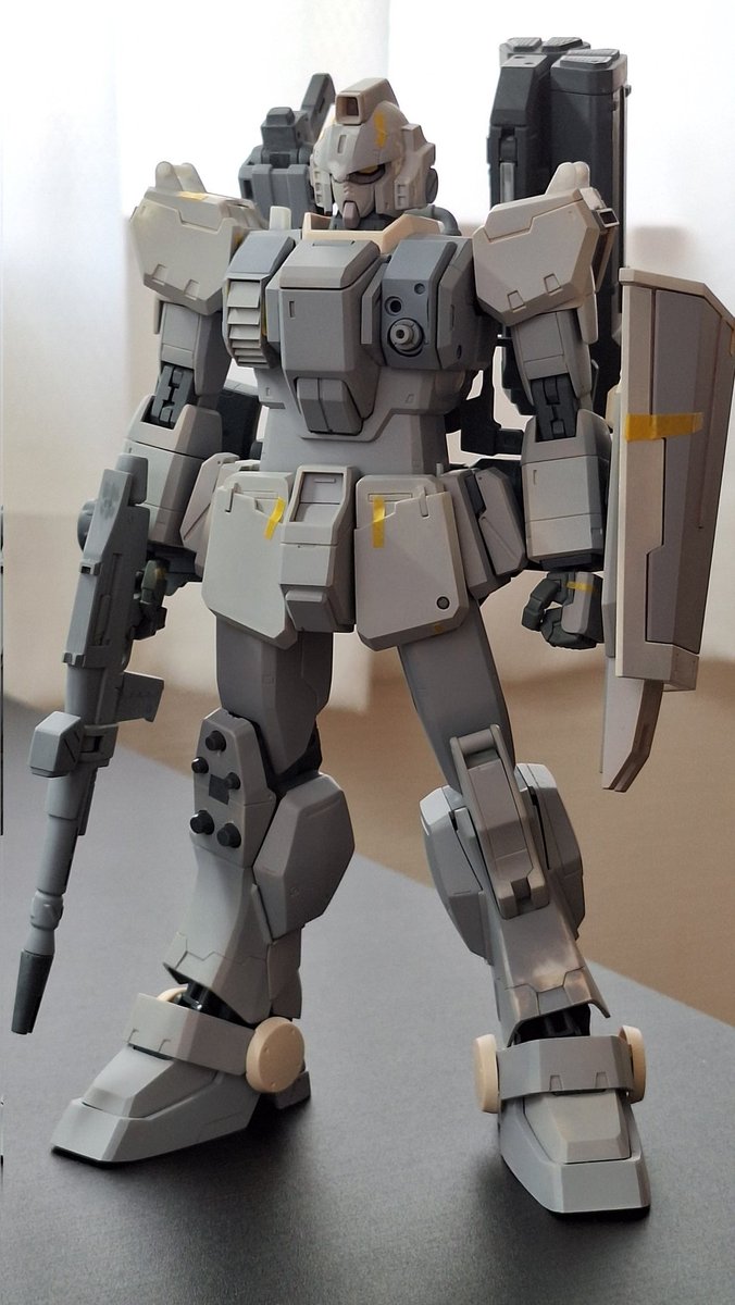 takezou2955's tweet image. なかなかプラモ時間がとれなくてメチャクチャ牛歩ですが、やっとここまで来た!各部にディテールを入れ、肩と腰前後のアーマー裏のフレームパーツをプラ板から制作。
全体を見て、少し寂しく感じた顔横にセンサーをプラ板箱組みで追加しました。
そろそろ色を考えないと…
