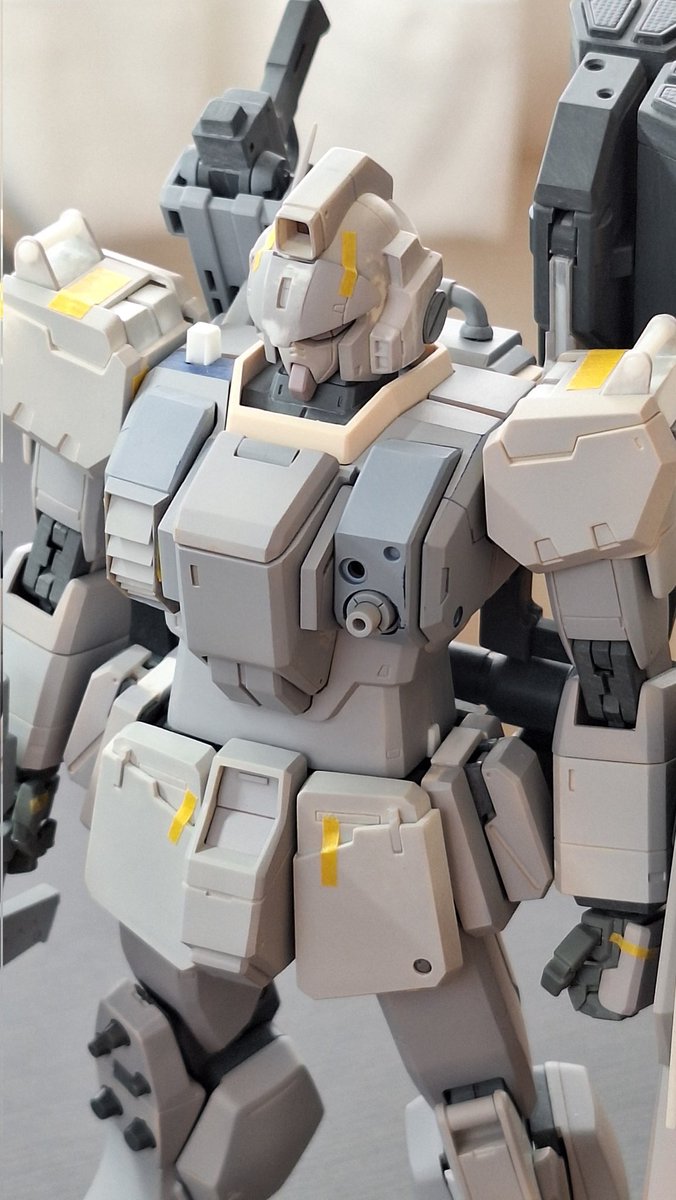 takezou2955's tweet image. なかなかプラモ時間がとれなくてメチャクチャ牛歩ですが、やっとここまで来た!各部にディテールを入れ、肩と腰前後のアーマー裏のフレームパーツをプラ板から制作。
全体を見て、少し寂しく感じた顔横にセンサーをプラ板箱組みで追加しました。
そろそろ色を考えないと…