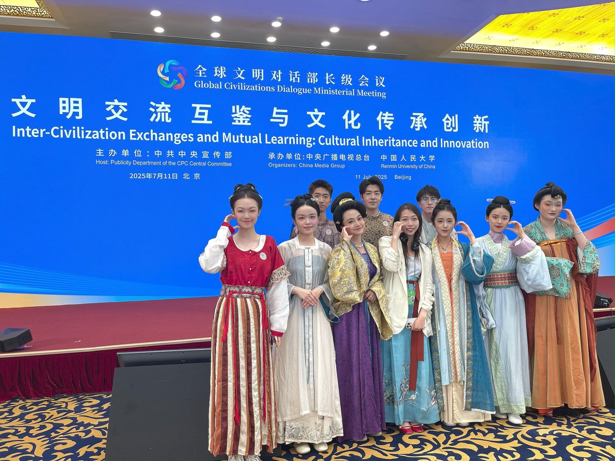 AmazingHanfu's tweet image. #Hanfu steps into the Inter-Civilizational Exchanges and Mutual Learning: Cultural Inheritance and Innovtion with the millennium-old grace of #etiquette. Foreign guests pause, marvel, take photos—no translation needed, for beauty is the finest form of cultural #dialogue.