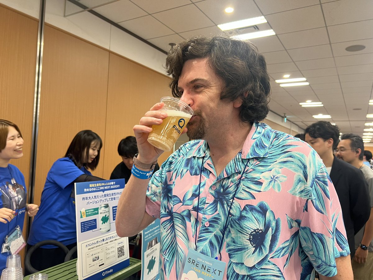 ayamakkie's tweet image. #srenext お疲れ様でしたー!
開発生産性IPA v2.0 320杯分全てなくなりました🍻
美味しいという感想を沢山いただけてとても嬉しい!!
KeynoteのBrendan Greggさんも飲みにきてくれました🍺
講演も聞けて、沢山お話もできて楽しかったです!ありがとうございました🩵
