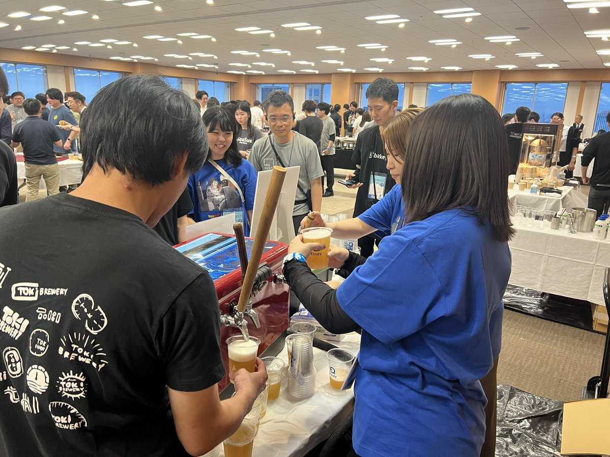 ayamakkie's tweet image. #srenext お疲れ様でしたー!
開発生産性IPA v2.0 320杯分全てなくなりました🍻
美味しいという感想を沢山いただけてとても嬉しい!!
KeynoteのBrendan Greggさんも飲みにきてくれました🍺
講演も聞けて、沢山お話もできて楽しかったです!ありがとうございました🩵