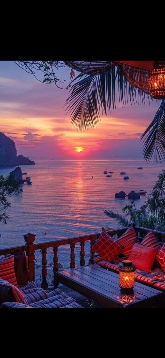 لو كنت وحيداً في هذا المكان، ومعك ثلاثة كتب فقط، فما الكتب التي تود أن تكون بصحبتك ؟📘📒.