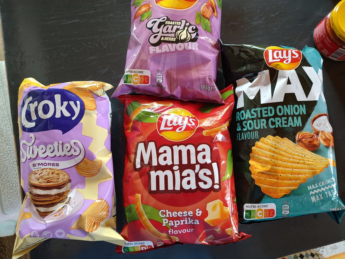 Wir waren in Belgien kaffee kaufen. U. natürlich gucken was die für neue Chipssorten haben die wir noch nicht kennen.
Wir haben  jetzt eine Tüte roasted onion sour cream, roasted garlic, paprika &amp;cheese als röhrchenchips u *Trommelwirbel*  sweeties chips s'morres . Bin gespannt