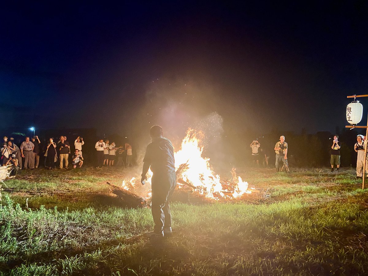 稲沢市祖父江町で伝統行事の「虫送り」が行われました。

稲に害をもたらす虫を追い払うため、松明を持って田んぼを練り歩き（この松明が重くて、熱い…！）、最後に人形を炎の中に投げ入れて五穀豊穣を祈ります。

米不足の今、この行事に込められた願いをより強く感じました。