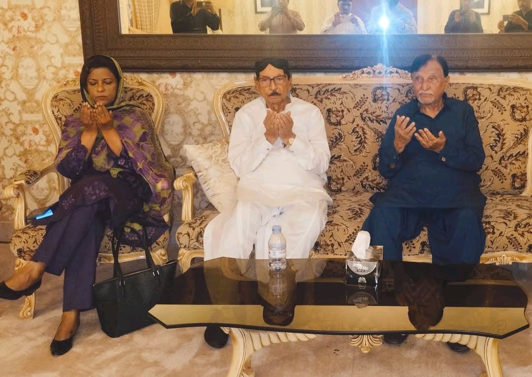 manangh233's tweet photo. Tandoallehyar:PPP Senior Leader &amp;Former Chief Minister of Sindh Syed Qaim Ali Shah Jillani &amp; MNA Dr Nafisa Shah Jillani Offered Condolence With PPP President Hyderabad Division &amp; EX MNA Syed Ali Nawaz Shah Rizvi On Sad Demise Of His Sister At Rizvi HouseTandoallehyar
@ShahNafisa https://t.co/A8d2hY0Epi