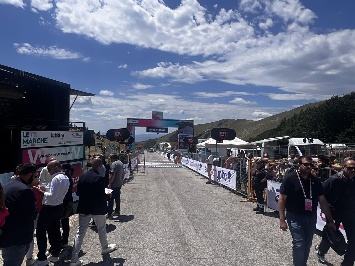 alvento - italian cycling magazine (@alventomagazine) on Twitter photo Dall’arrivo. La gente seduta sui prati che si alza quando Longo Borghini accelera con Persico e Lippert.
#GiroWomen #GirodItaliaWomen #alvento
<a href="/girowomen/">Giro d'Italia Women</a> Dall’arrivo. La gente seduta sui prati che si alza quando Longo Borghini accelera con Persico e Lippert.
#GiroWomen #GirodItaliaWomen #alvento
<a href="/girowomen/">Giro d'Italia Women</a>