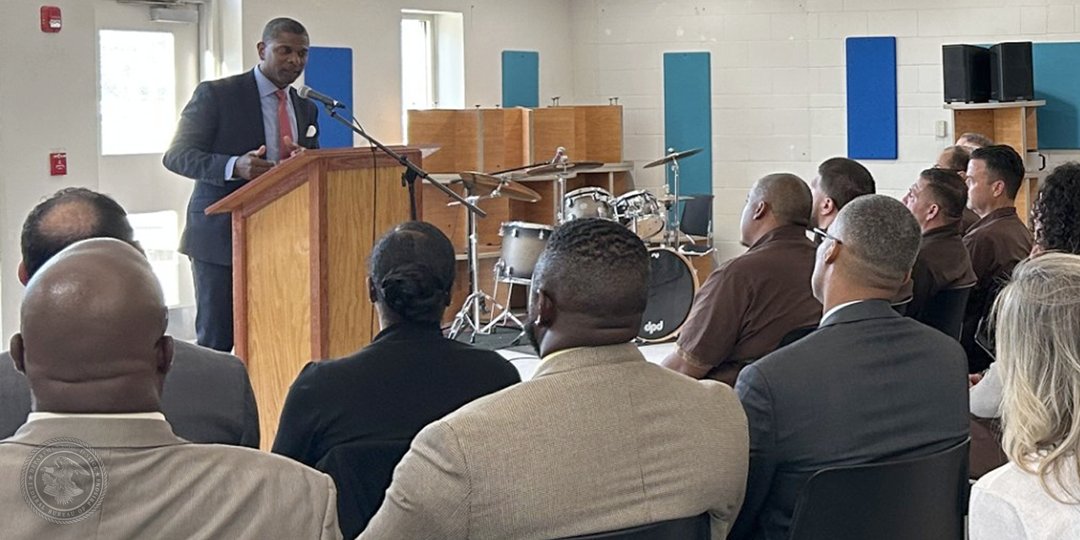 🙏 To close out the day at #FCCColeman, philanthropist/former NFL player Jack Brewer led a powerful worship service with Deputy Director Smith, inmates, and staff in attendance. Together, they all praised God, read scripture, and sang gospel songs alongside the FCC Coleman band.