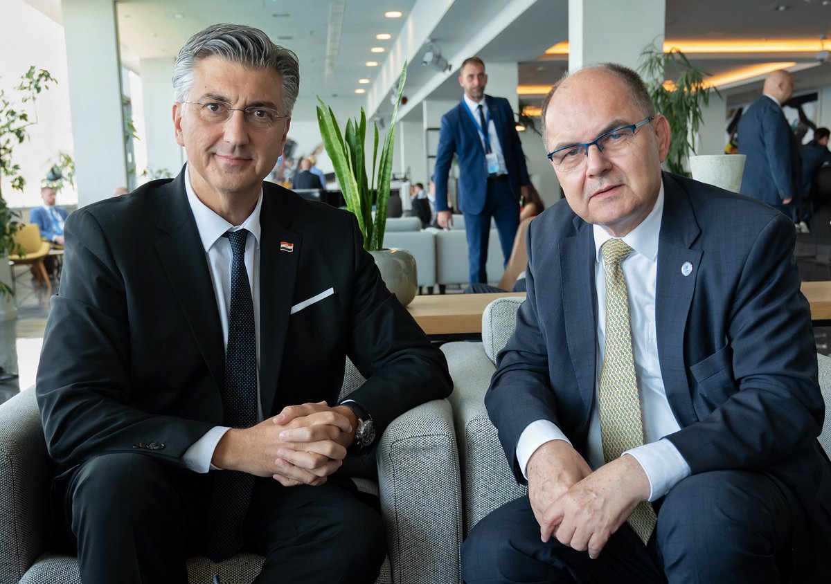 S visokim predstavnikom za Bosnu i Hercegovinu <a href="/OHR_BiH/">OHR BiH</a> Christianom Schmidtom nastavljamo voditi redovit dijalog o političkoj situaciji u BiH i daljnjem europskom putu, koji je važan za stabilnost i prosperitet zemlje.
#DubrovnikForum2025