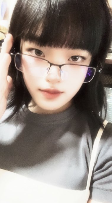 ⚠️中の人⚠️
明日一般でアコ行くから自我上げときます。まぁ実際顔全然違うけどね✊🏻
このメガネお父さんから貰った🫶🏻後ちなみに前髪も切りました☺️
#中の人 
#中の人注意